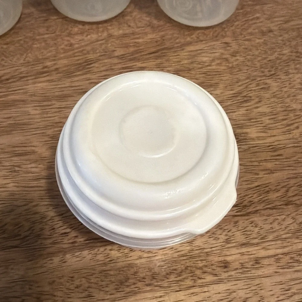 Vintage Rubbermaid Servin Saver Containers (1) 1 Cup #6 & (5) 1/2 Cup #0 Almond